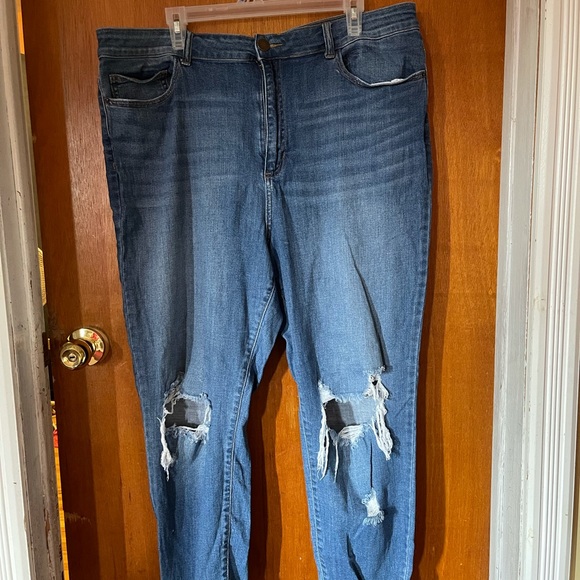 forever 21 distressed blue jeans. Size 20 - Picture 3 of 4